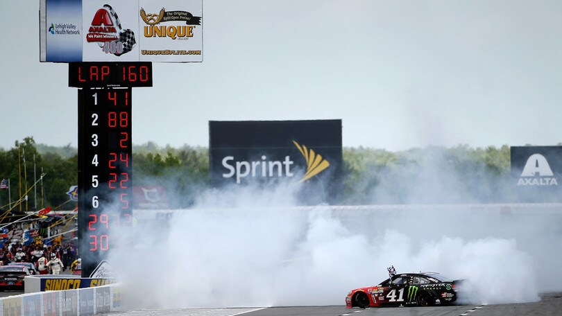 Nascar, prima vittoria 2016 per Kurt Busch