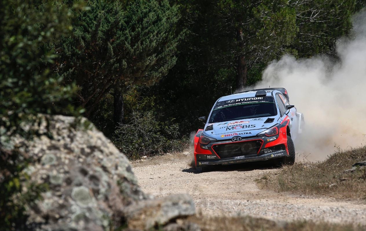 Rally Sardegna, Neuville sempre in testa