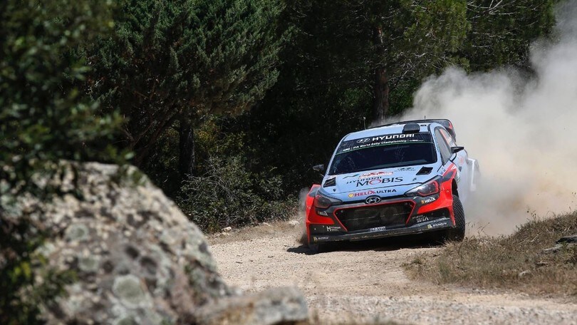 Rally Sardegna, Neuville sempre in testa