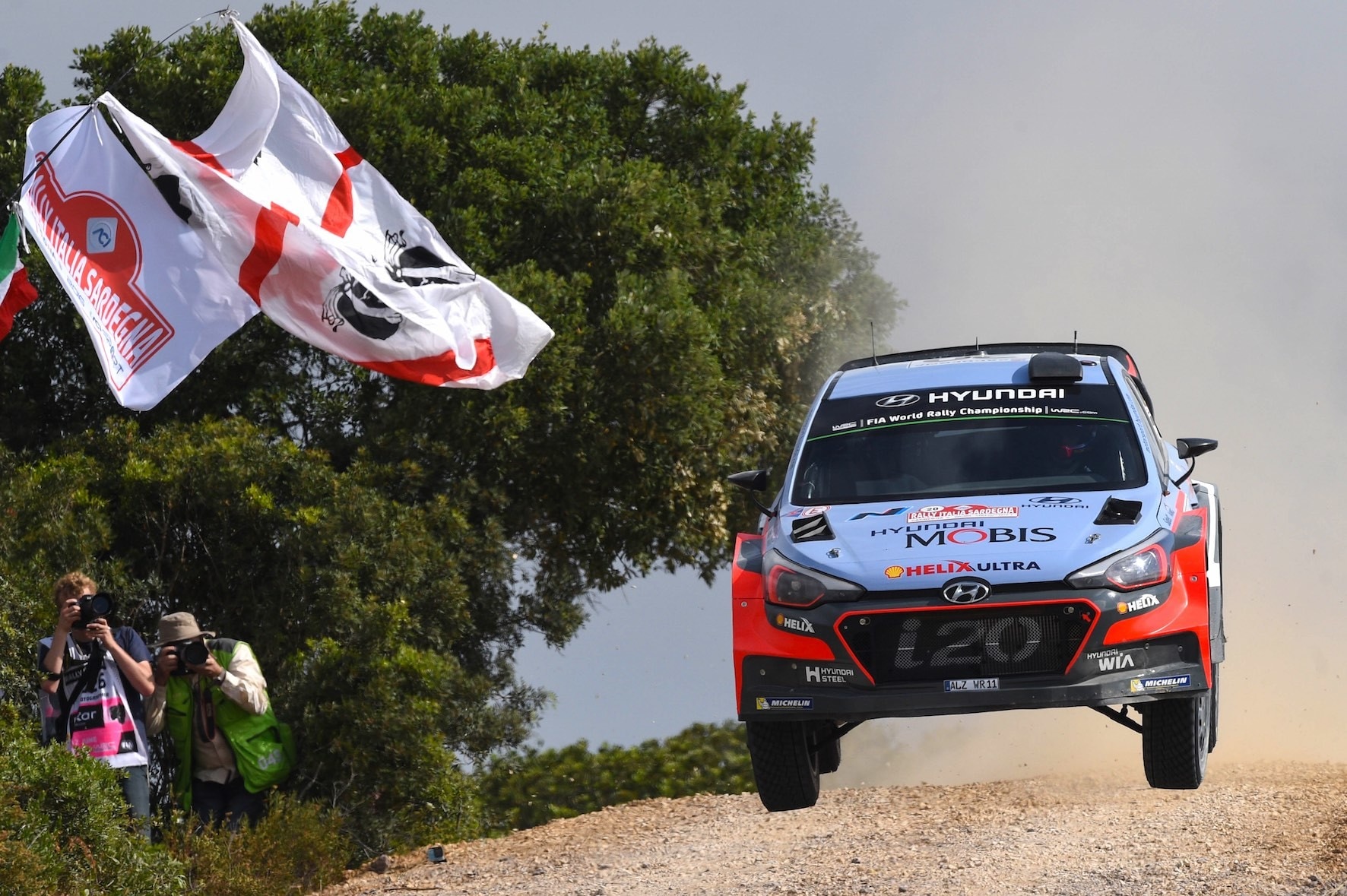 Rally Sardegna, Neuville vola verso la vittoria