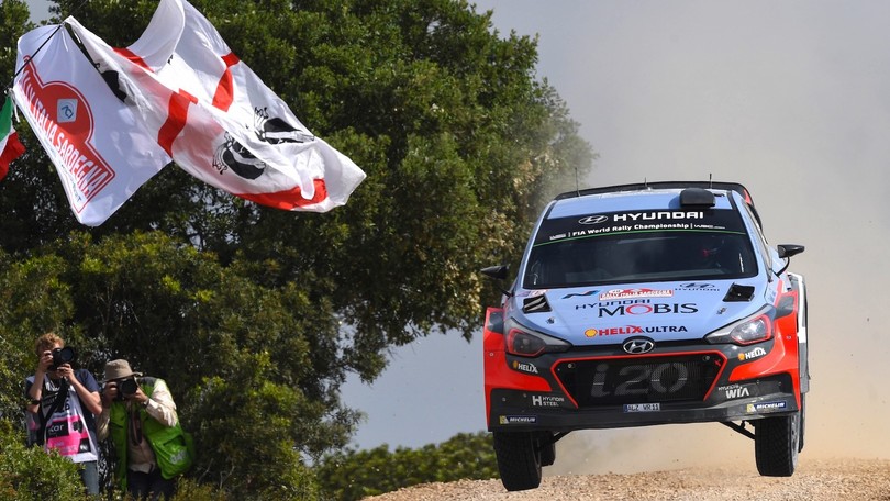 Rally Sardegna, Neuville vola verso la vittoria