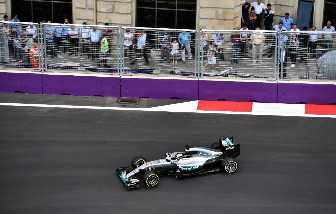 F1 Baku, le Mercedes davanti anche nelle libere 2, Vettel 8°