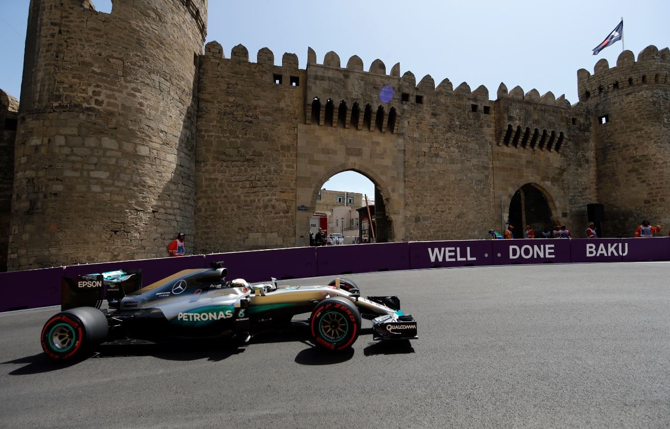 F1 Baku, Hamilton contiene Rosberg in FP3
