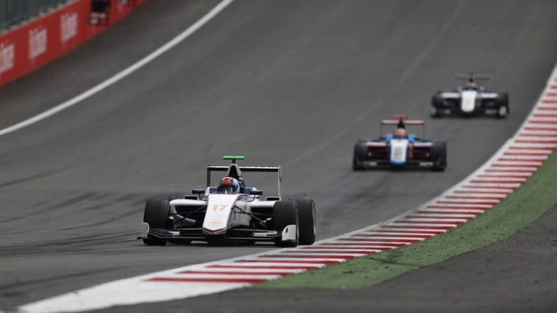 GP3, Boschhung vince sotto la pioggia, Fuoco buon terzo