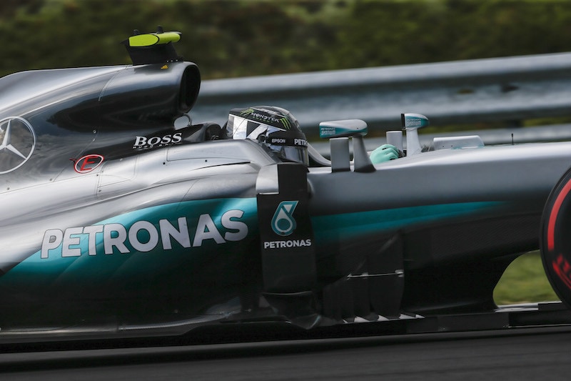 Giallo solo parziale nella pole di Rosberg
