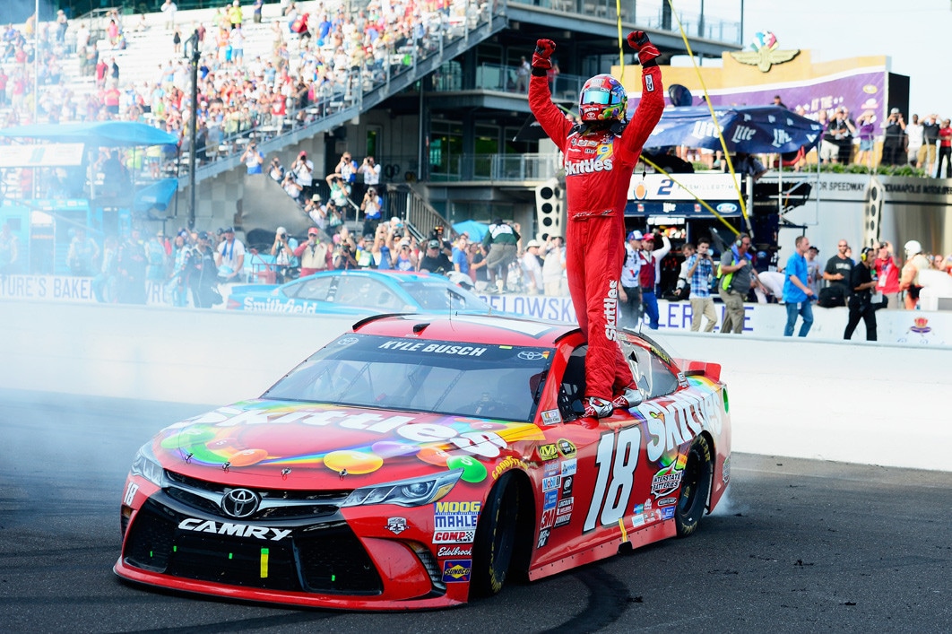 Kyle Busch sbanca Indianapolis