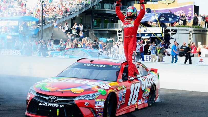 Kyle Busch sbanca Indianapolis