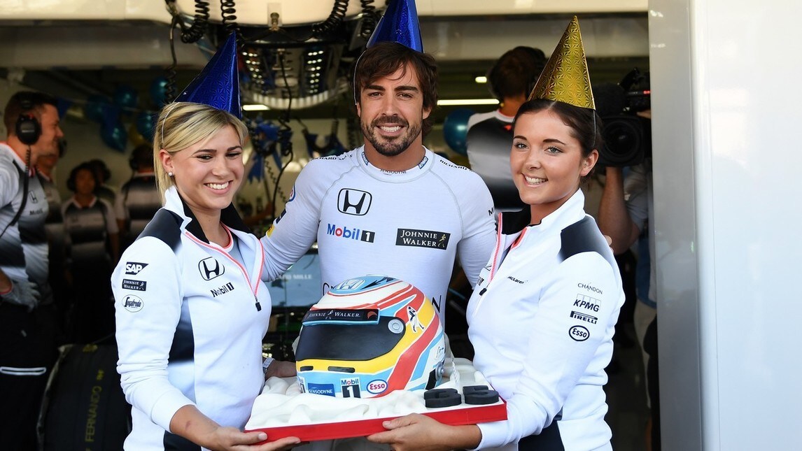 Fernando Alonso, 35 anni in pista, la festa nei box: foto