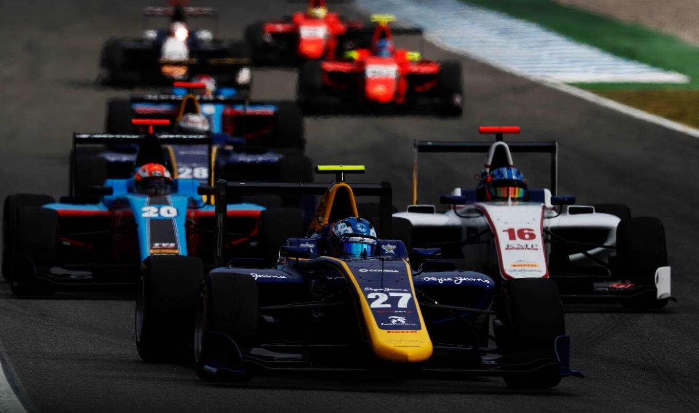 GP3 Germania, vince Hughes, Fuoco coinvolto in una collisione