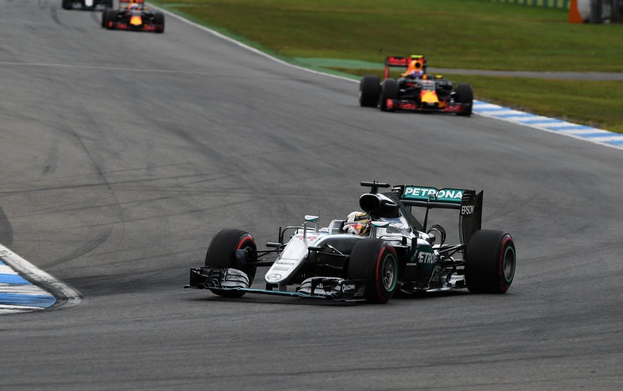 F1 Germania: Hamilton in solitaria davanti alle Red Bull