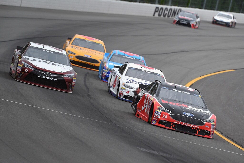 Nascar, Buescher a sorpresa nella nebbia