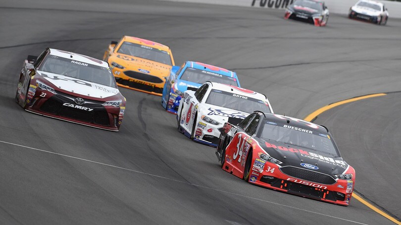 Nascar, Buescher a sorpresa nella nebbia