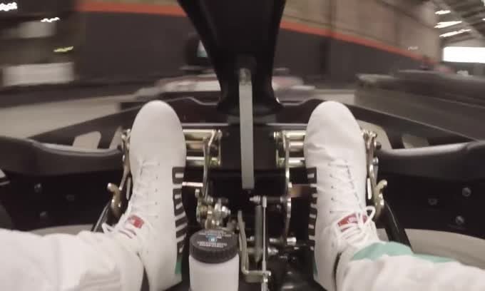 Lewis Hamilton torna sui kart