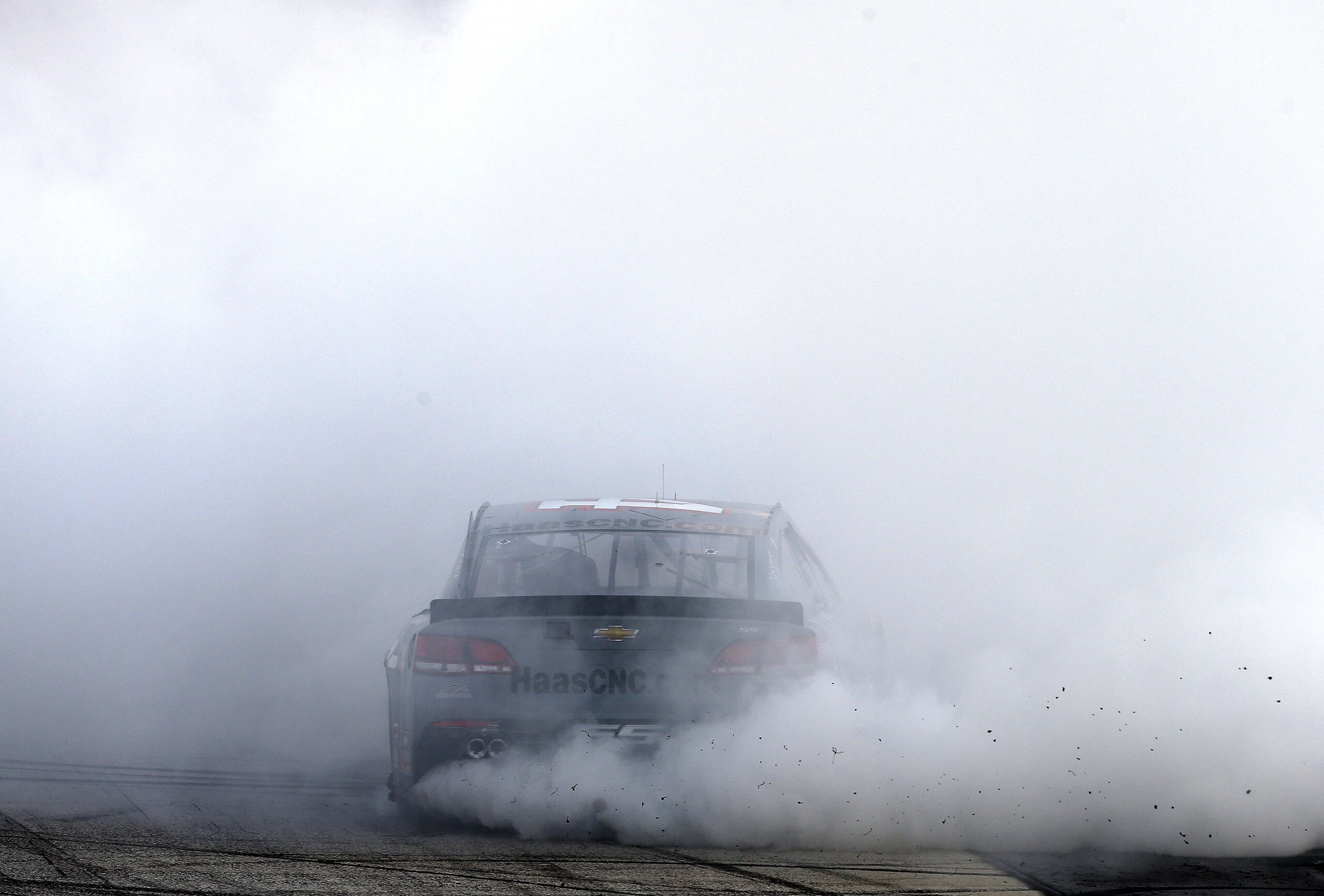 Nascar, Harvick vince a Bristol sotto al diluvio