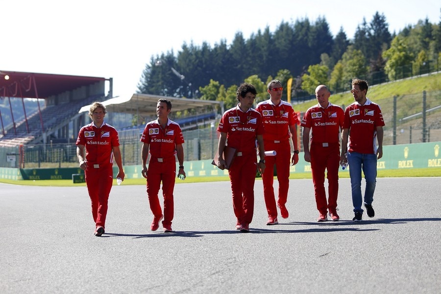 Formula 1 Spa, i piloti a passeggio nella "cattedrale"