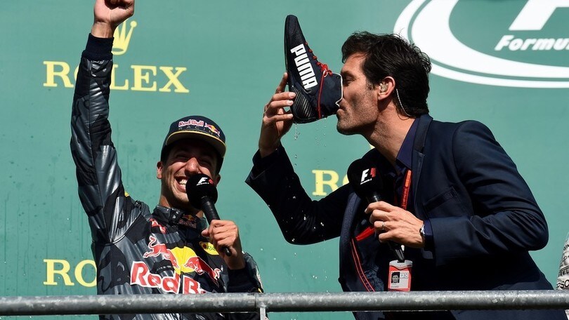 F1 Spa, Webber celebra il podio di Ricciardo bevendo dalla scarpa