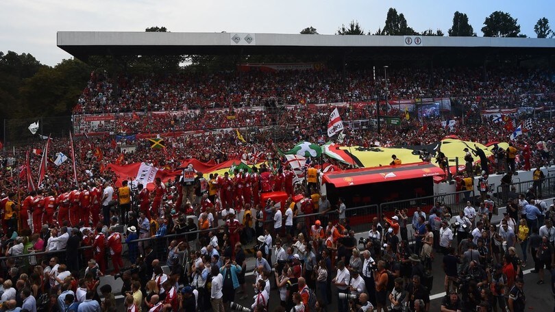 Formula 1 Monza, ragazze in verde nella marea Rossa