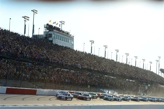 Nascar, seconda vittoria del 2016 per Truex