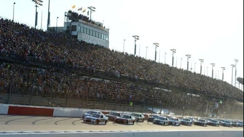 Nascar, seconda vittoria del 2016 per Truex