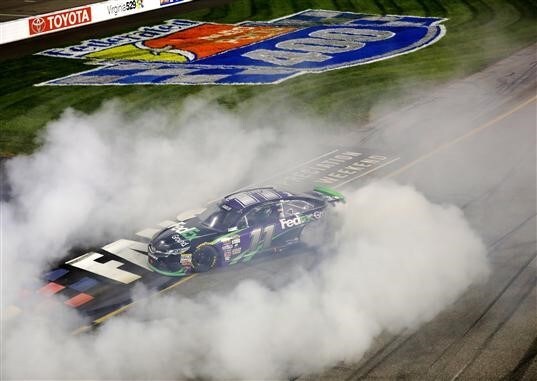Nascar, Hamlin show nel gran finale di Richmond
