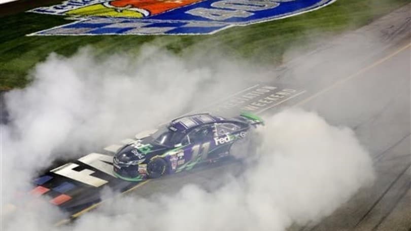 Nascar, Hamlin show nel gran finale di Richmond