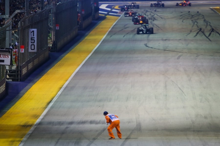 Formula 1 Singapore, il marshall taglia la strada a Rosberg