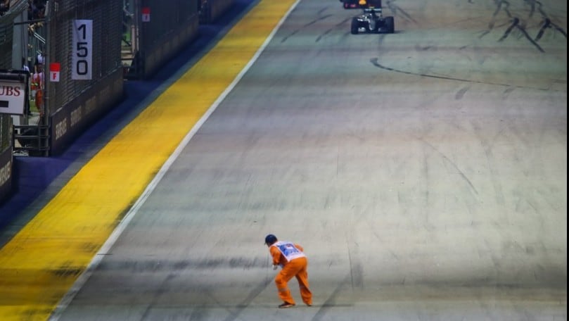 Formula 1 Singapore, il marshall taglia la strada a Rosberg