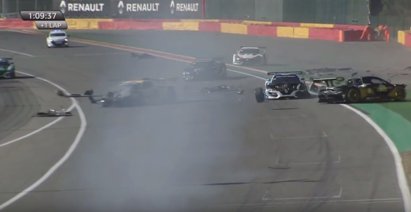 Renault Sport Trophy 2016, gara 1 col botto a Spa