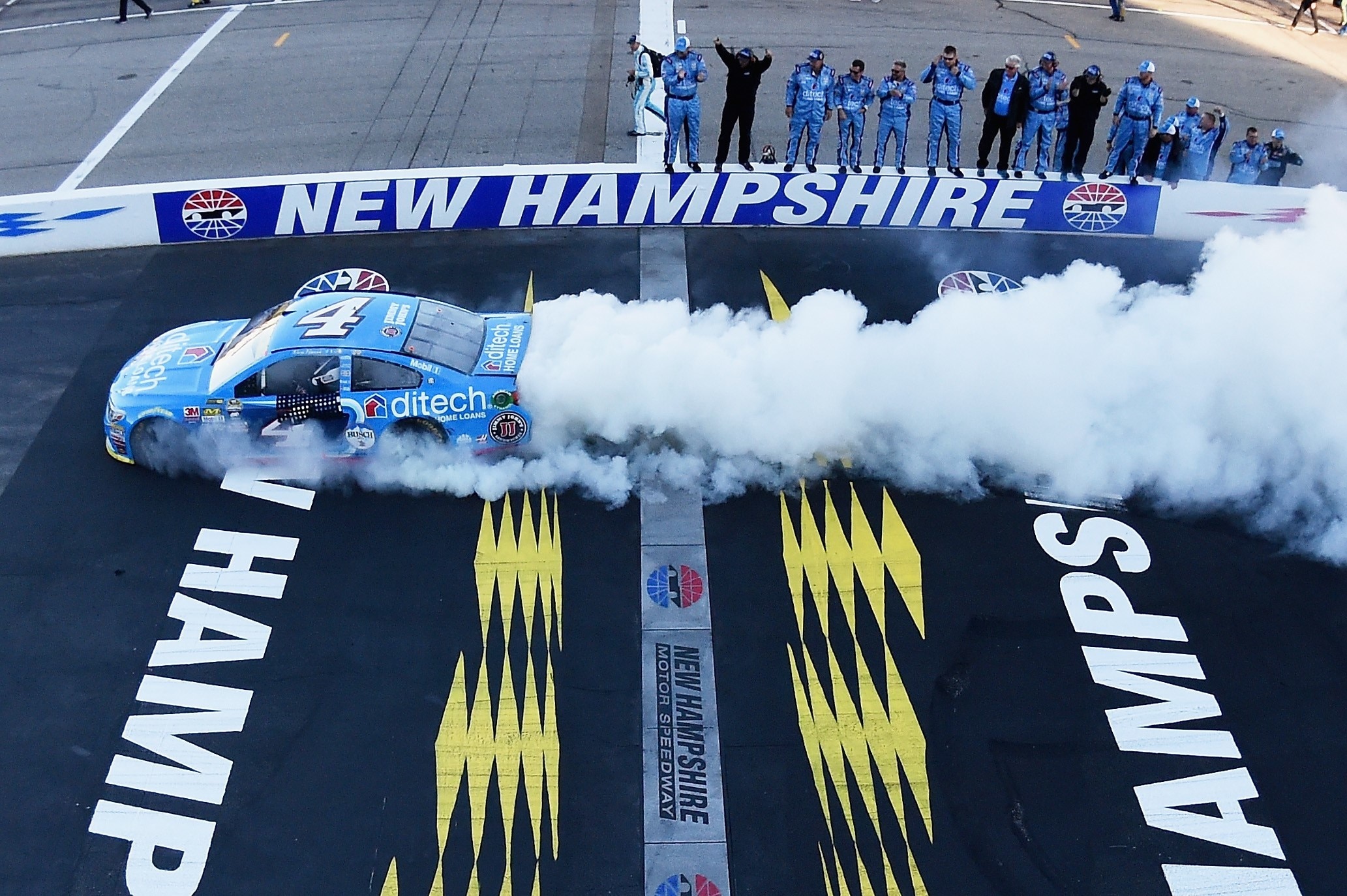 Nascar, Harvick passa il turno a Loudon