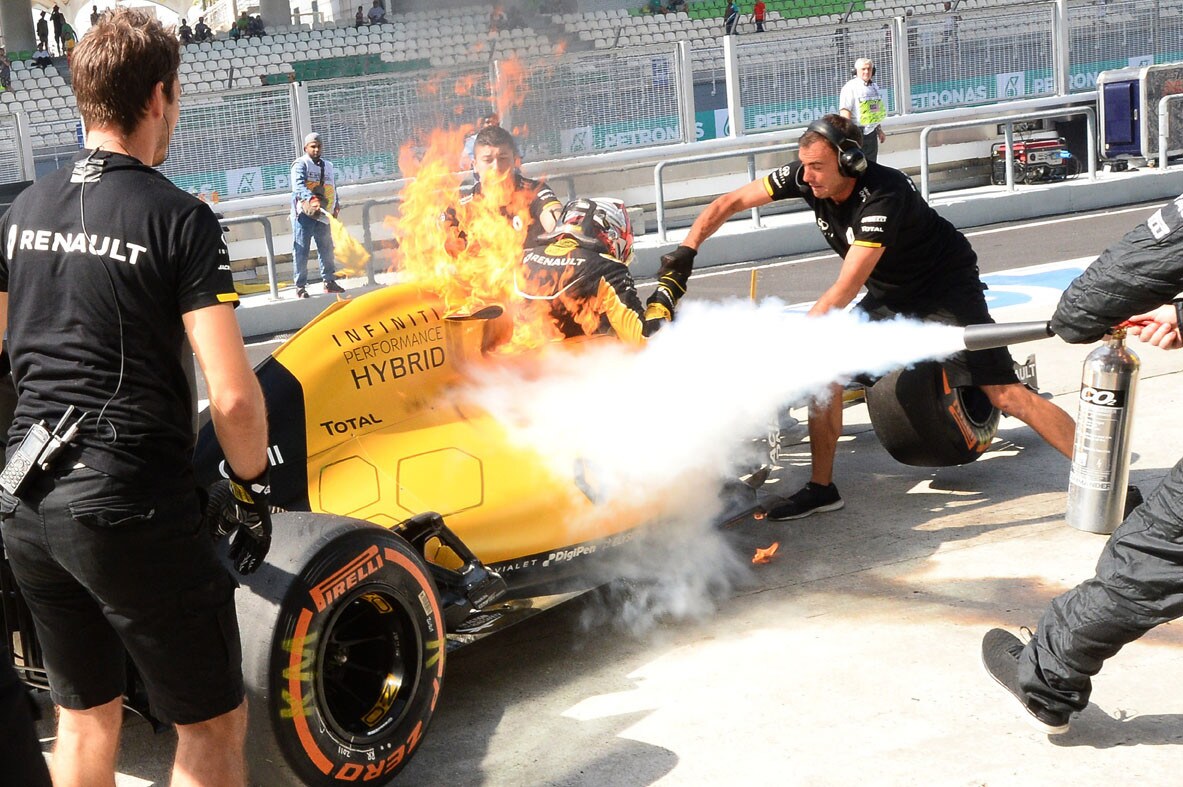 Formula 1 Malesia: la Renault di Magnussen a fuoco
