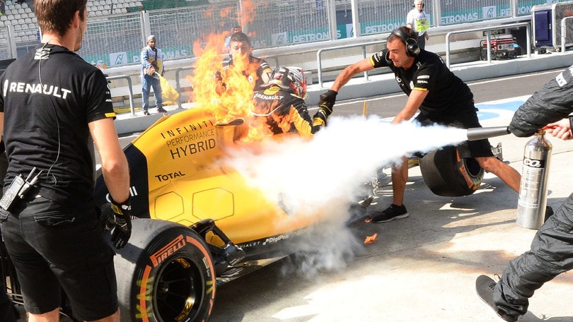 Formula 1 Malesia: la Renault di Magnussen a fuoco
