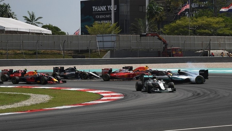 Formula 1 Malesia, il contatto Vettel-Rosberg in partenza: foto