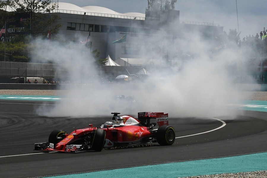 F1 Malesia, carambola Vettel in partenza: “Una stupida reazione a catena”