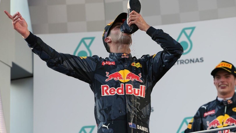 Formula 1 Malesia, Ricciardo  e il brindisi collettivo nella scarpa: foto