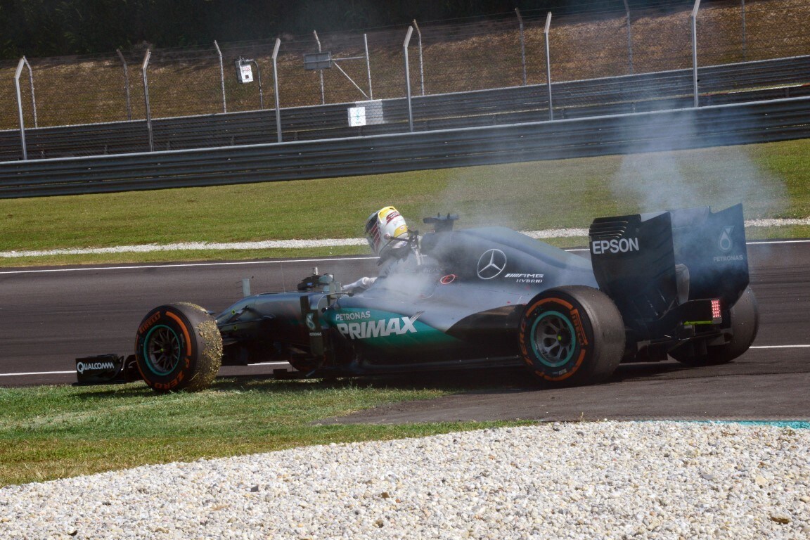 Formula 1 Malesia, Hamilton tradito da un cuscinetto