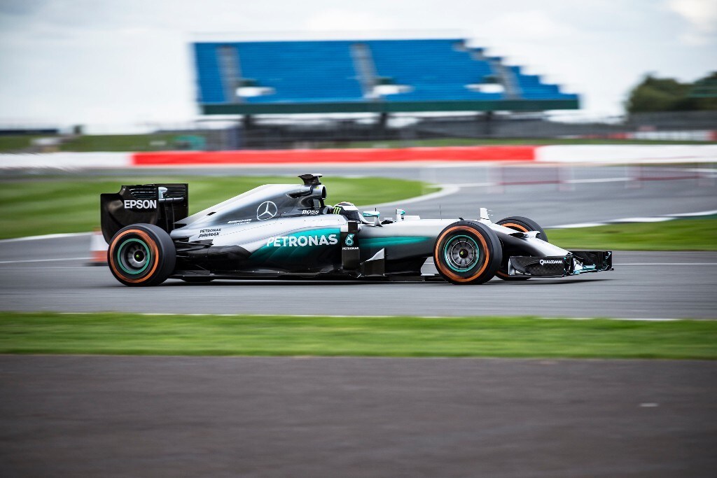F1, Lorenzo prova la Mercedes W05: "Velocità in curva è irreale"