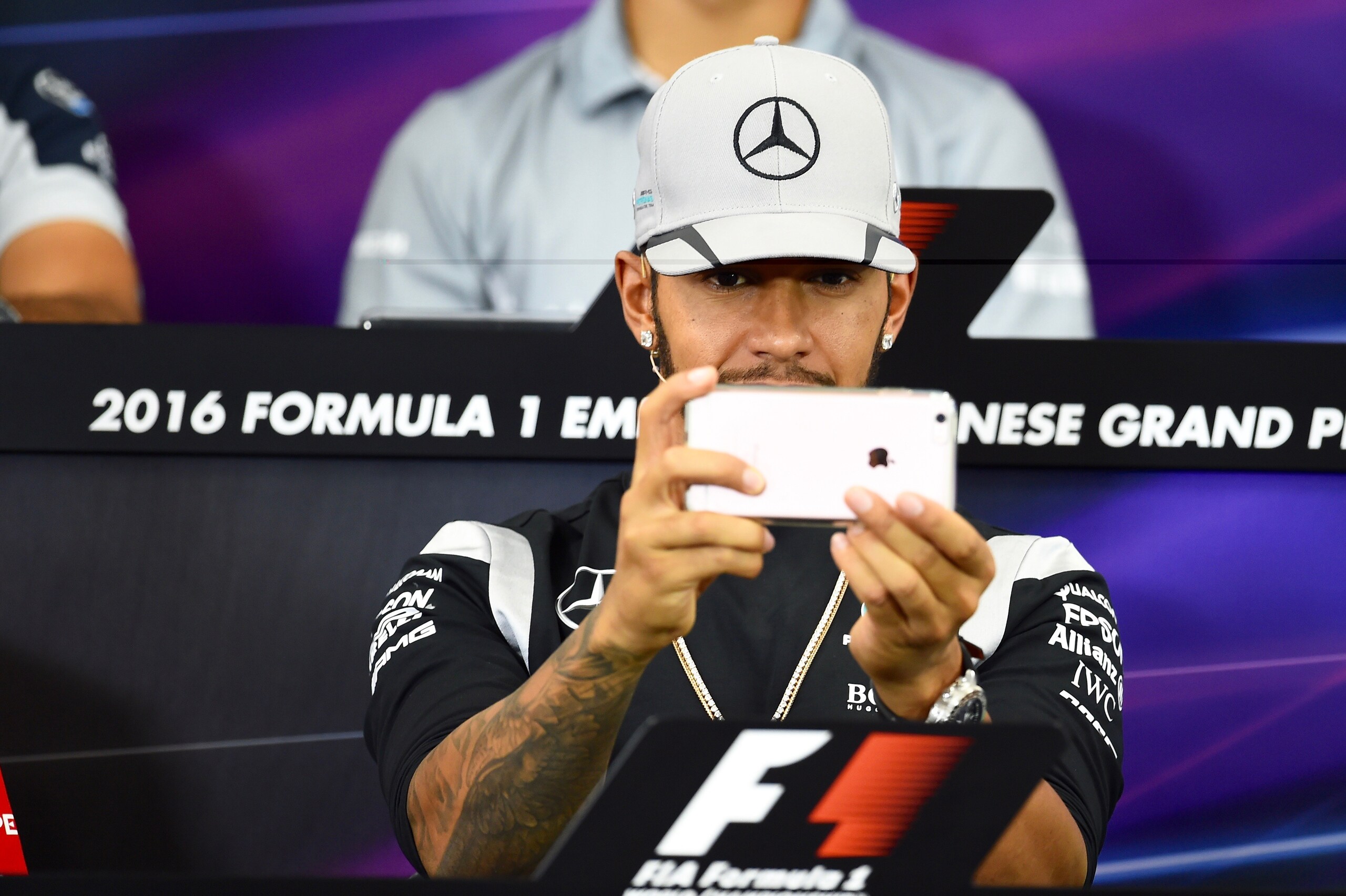 "Social" Hamilton si vendica dei giornalisti dopo le qualifiche