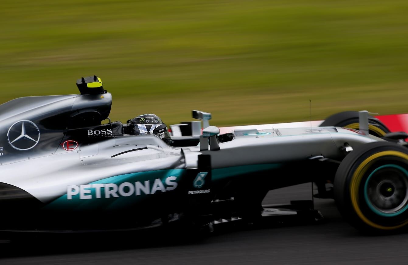 Formula 1 Giappone: Rosberg in solitaria, Hamilton sbaglia il via