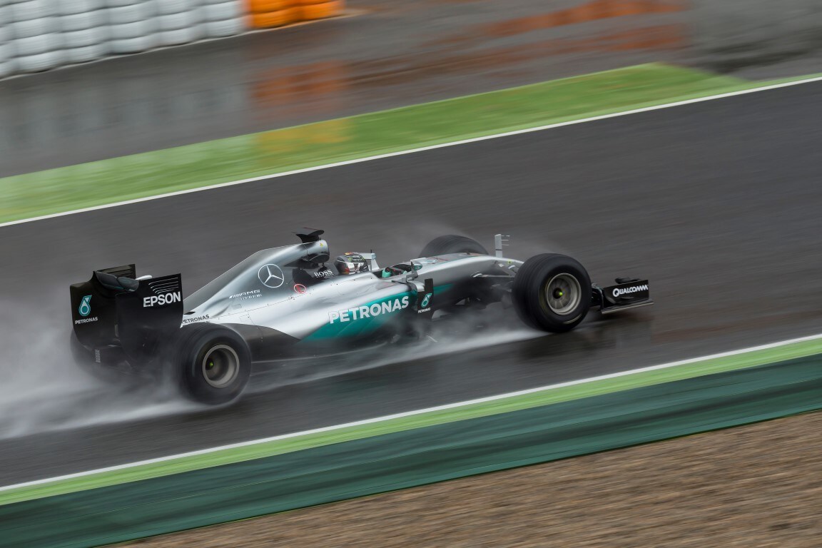 Test Pirelli, a Barcellona Rosberg rallentato dalla pioggia