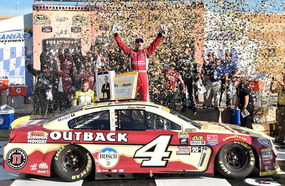 Nascar, nuova magia di Harvick in Kansas