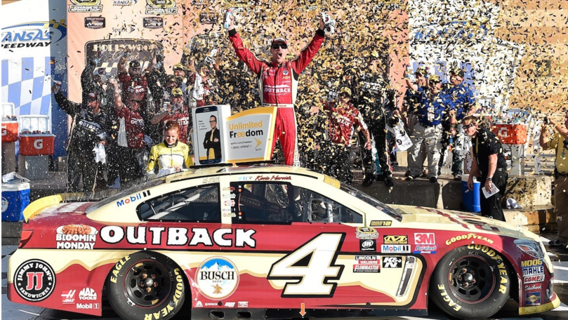 Nascar, nuova magia di Harvick in Kansas