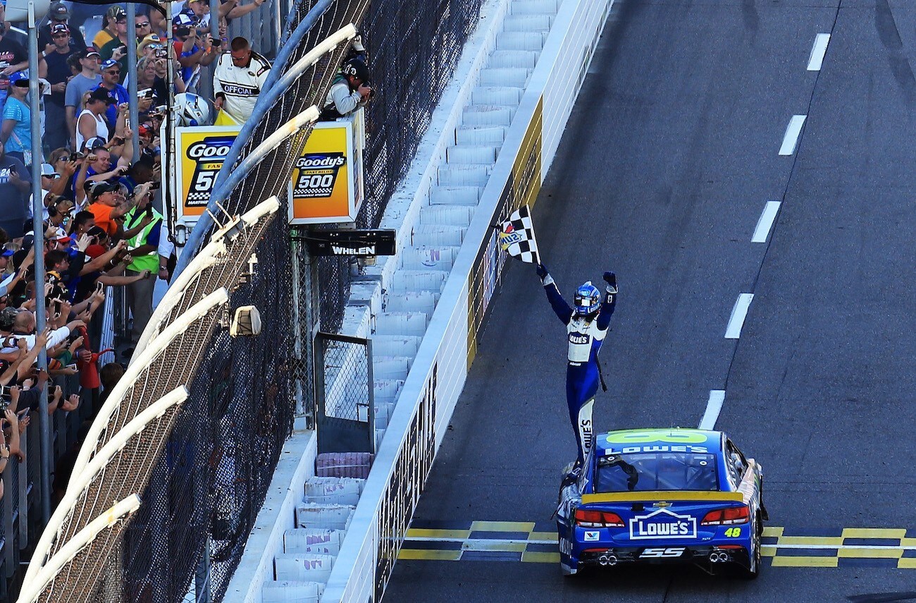 Nascar, Johnson vince ancora e va in finale