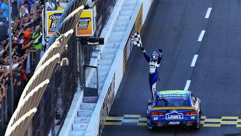Nascar, Johnson vince ancora e va in finale