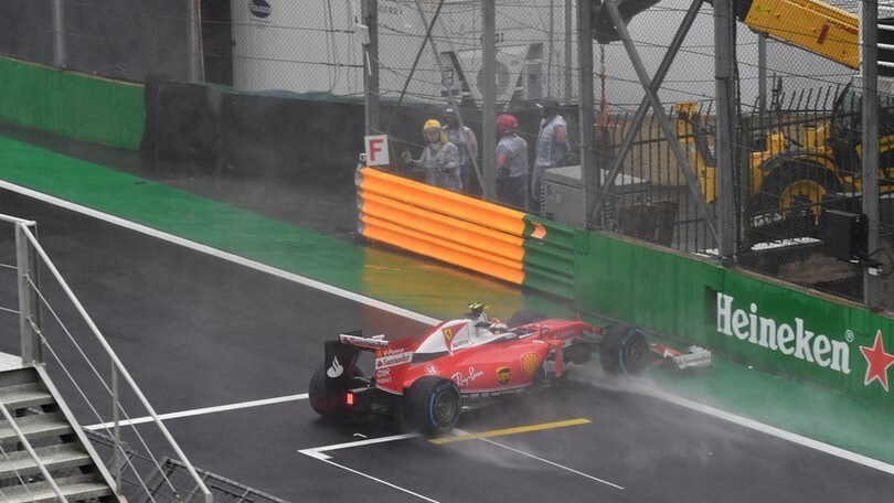 Formula 1 Brasile, Raikkonen va a sbattere: foto