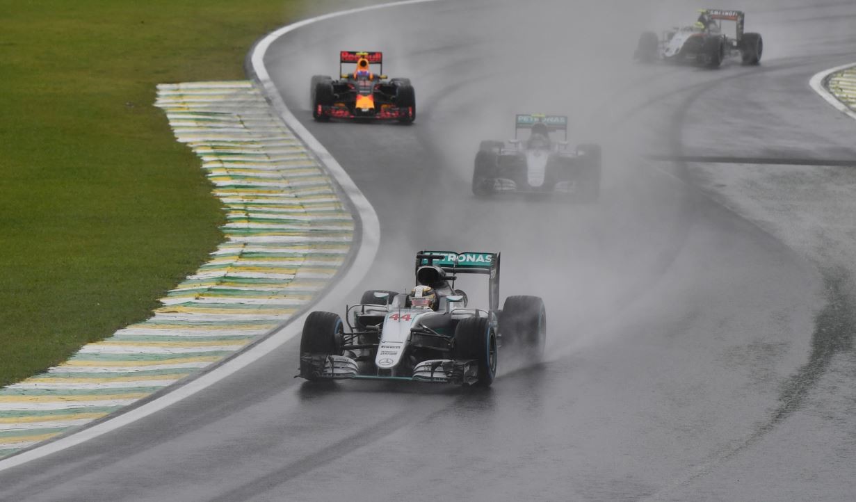 Formula 1 Brasile: Hamilton sotto al diluvio, Verstappen da applausi