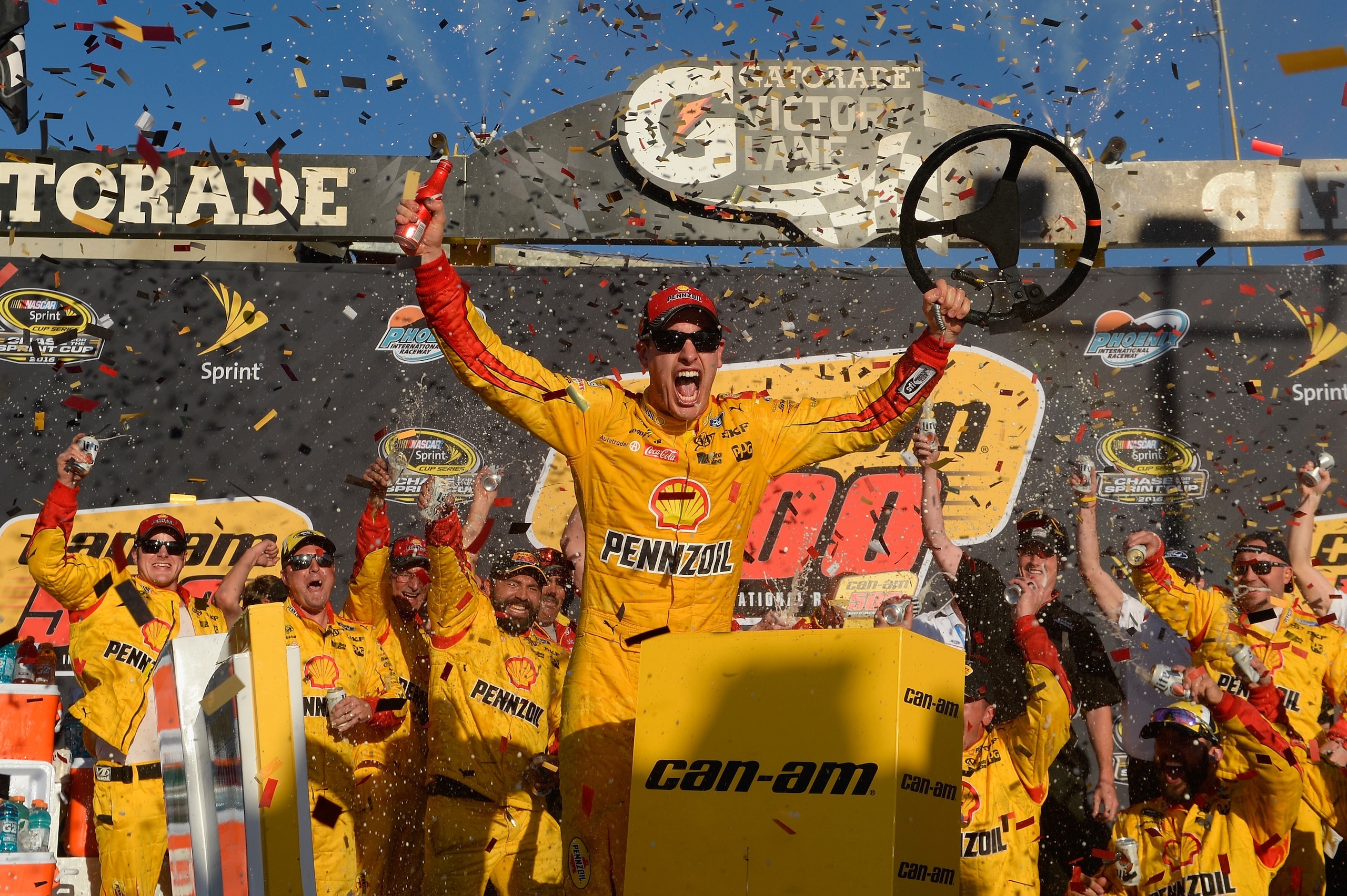 Nascar, Logano conquista Phoenix