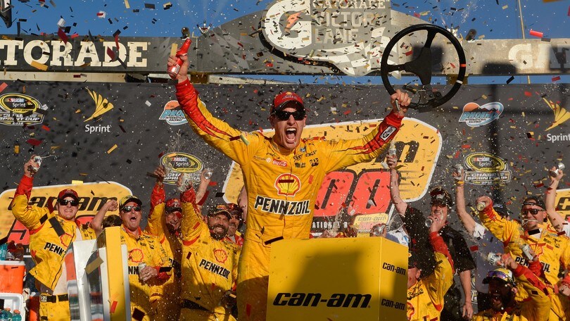 Nascar, Logano conquista Phoenix