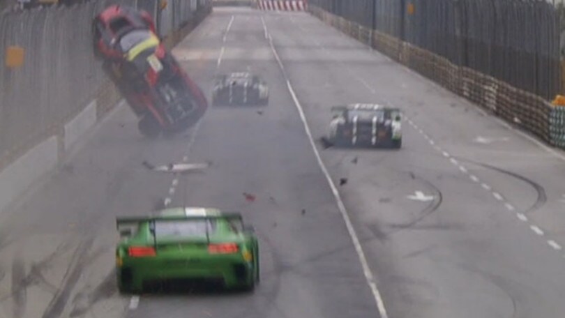 FIA GT World Cup Macao, vince Vanthoor nonostante un pauroso volo!