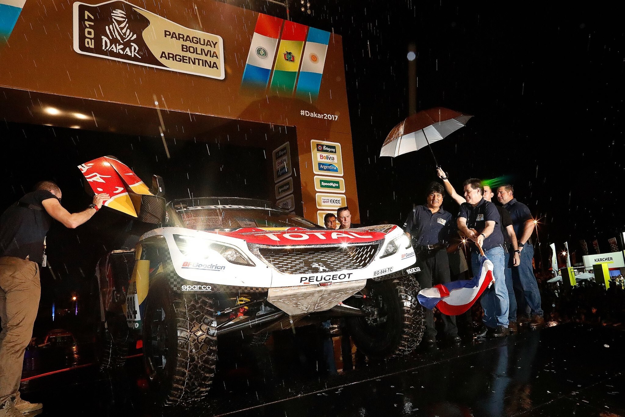 Partita la Dakar 2017, 87 auto al via