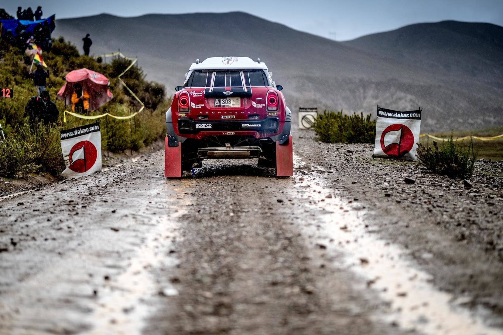 Dakar, il boss Mini accusa: "Vantaggi ingiusti per Peugeot!"
